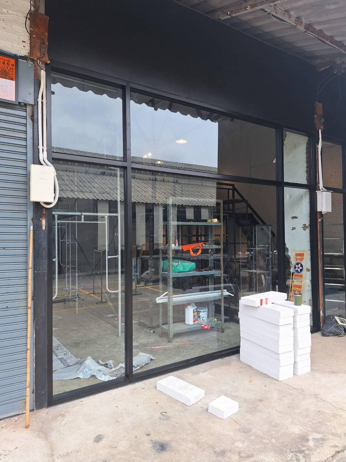 ผลงานติดตั้งประตูกระจกอลูมิเนียมหน้าร้าน