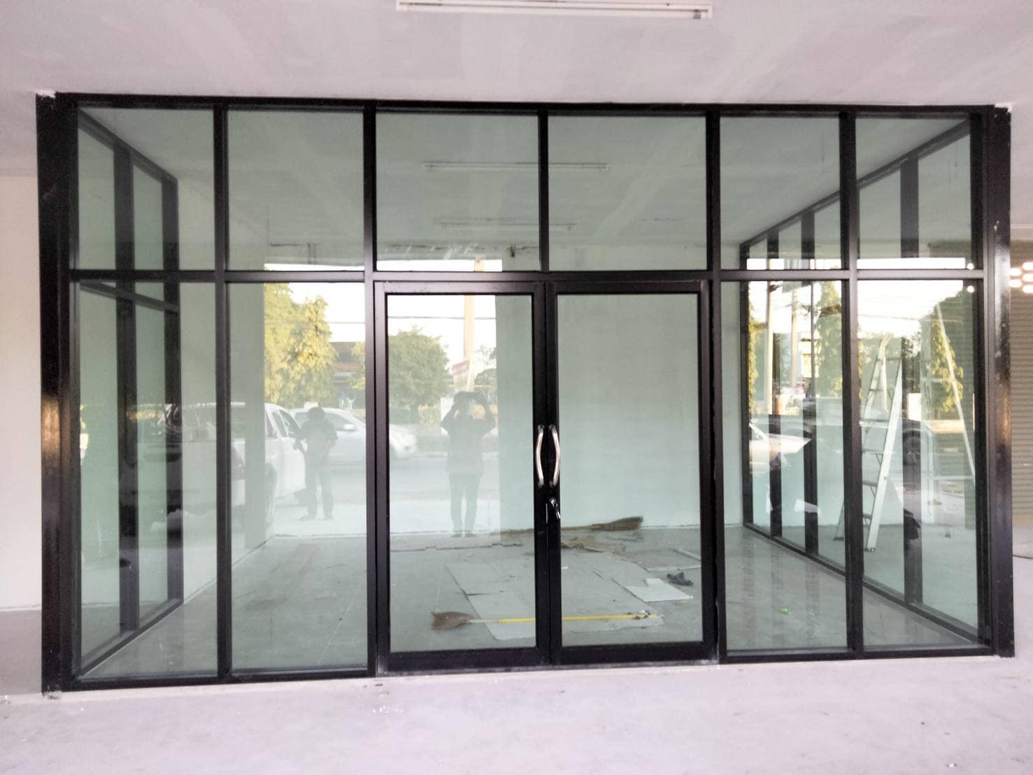 ผลงานติดตั้งบานพับกระจกร้านค้า