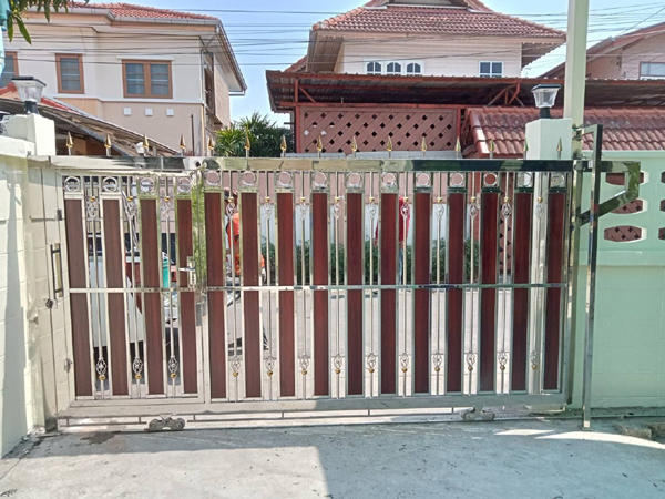 ผลงานติดตั้งประตูสวิงโรงจอดรถ