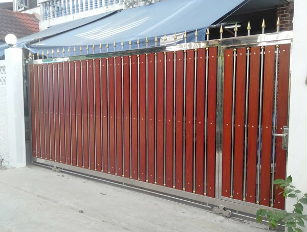 ผลงานติดตั้งประตูบานเลื่อนหน้าบ้าน