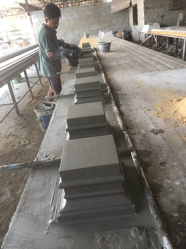 ลายดอกไม้ปูนปั้นตกแต่งผนัง